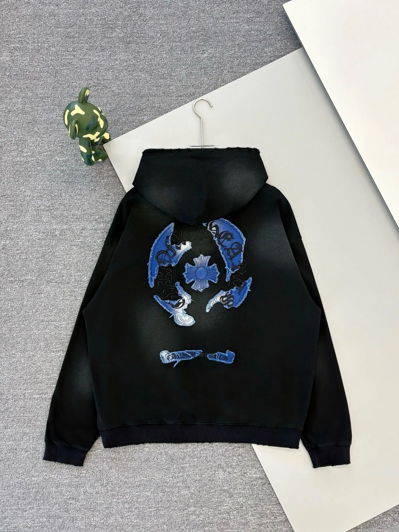 P340 [Higher version] Chrome Hearts*Chrome heart patch embroidered horseshoe logo‼ ️Hooded Sweatshirt®* is made of 430g pure cotton sweatshirt fabric with double yarns. The fabric is woven with double yarns and twisted together. The strength is 40% higher than that of a single yarn, forming a three-dimensional texture similar to the texture of tripe. It not only maintains the moisture absorption and breathability of pure cotton, but also achieves "softness but not collapse" through double yarn thickening. The whole strip is scanned and sprayed with technology. Through the washing process, the local area will have a natural fading effect, and the os version will have a relatively lazy and loose feeling * Laser burnt appliqué ➕ Frayed process: micro patch on the chest, large logo horseshoe pattern on the back, heavy laser burnt three-dimensional appliqué pattern design, washed and frayed, and the overall garment will show a lazy style. *Whether it is daily outings or sports and fitness, you can show your trendy attitude and become the focus of the street. Same style for men and women 𝐂𝐎𝐋𝐎𝐔𝐑: white, blue, black 𝐒𝐈𝐙𝐄: S-XL